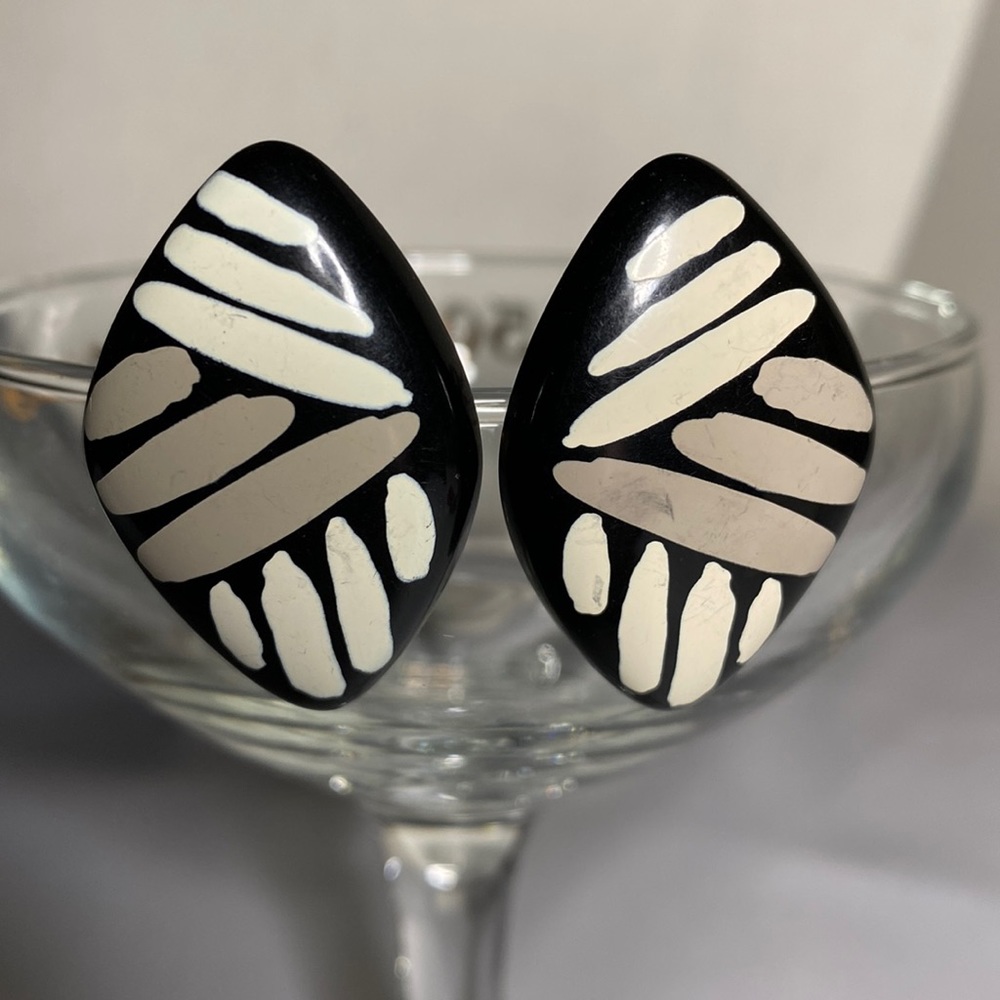 Vintage 80’s Avon Black and beige earrings